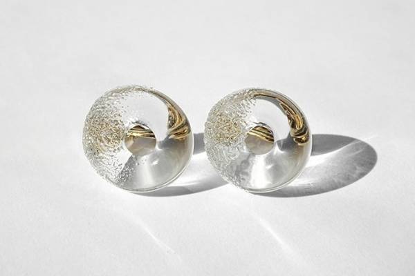 ガラスメーカー「ハリオ」“スイーツ”着想のガラスパウダーが輝くスフレピアス＆イヤリング