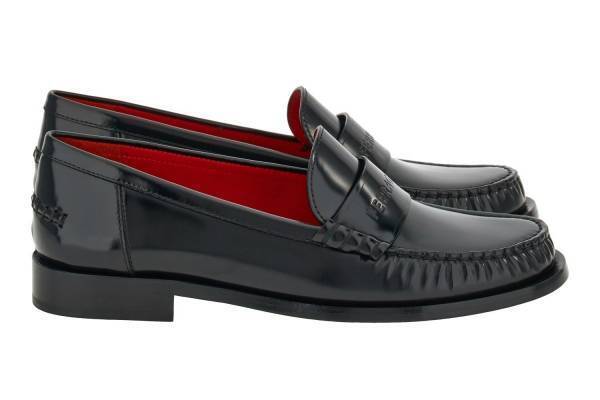 フェラガモ新作ウィメンズローファー、ロゴを刻んだ黒革アッパー×赤ライニングなど