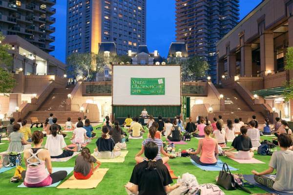恵比寿ガーデンプレイスで「恵比寿ガーデンピクニック」センター広場で映画鑑賞やヨガ体験