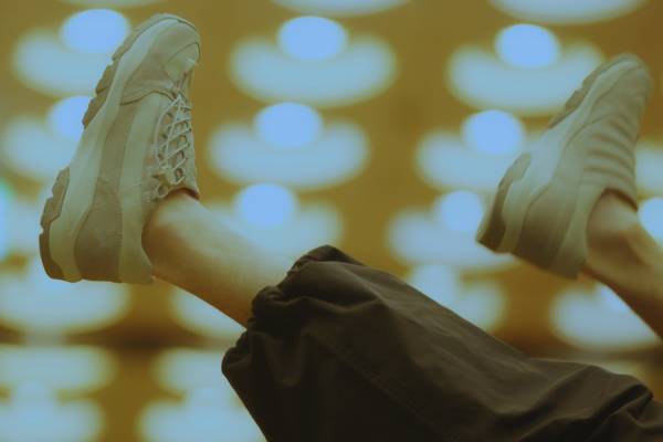 コンバース×ミーンズワイルのスニーカー、“斜め”シューレースのランニングシューズ「オデッサ」がベース