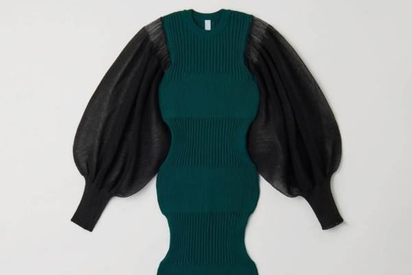 CFCL“透け感のあるパフスリーブ×ダークグリーンボディ”のドレス、伊勢丹新宿店限定で