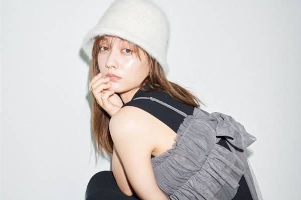 スナイデル23年秋ウェア、“チュールキャミ×ニットドレス”の甘辛コーデやファーベストなど