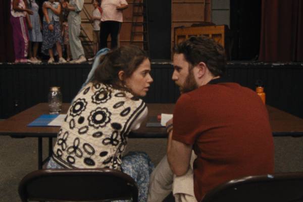 映画『シアター・キャンプ』演劇に無関心な息子がシアター・スクール存続のために奮闘？！ハッピーな感動作