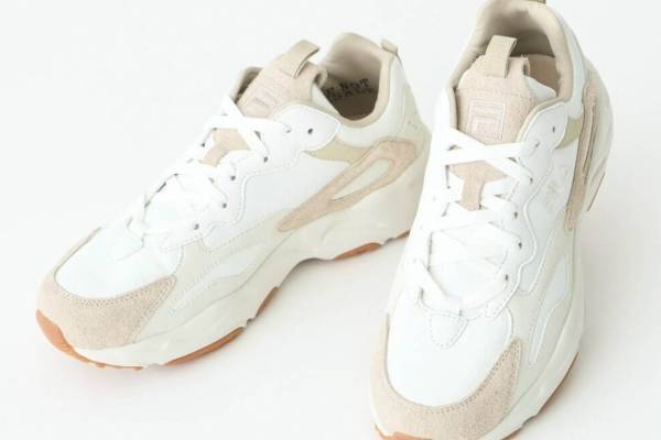 エミ×フィラのコラボシューズ第2弾、“アイボリー×ベージュ”の秋色で彩るハイテクスニーカー