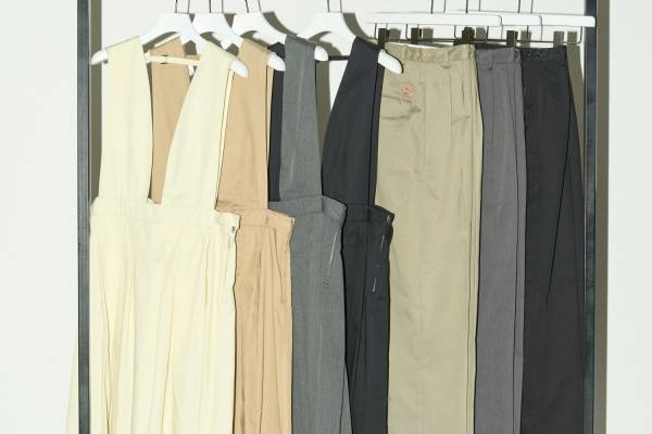 スタイリング/のディッキーズ別注パンツ＆スカート、タック入りワイドシルエットで