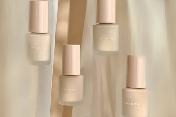 トーン23年秋ベースメイク、“美容液94％成分配合”潤うツヤ・透明肌を叶えるリキッドファンデが誕生