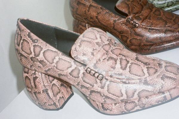 クラークス、マーティンローズによる新コレクションから新作“パイソン柄”チャンキーヒールローファーなど
