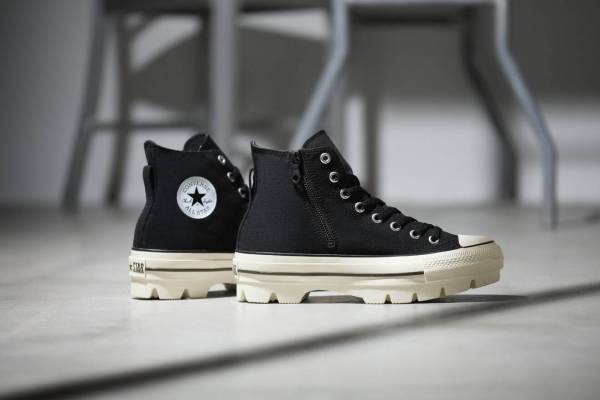 コンバース「オールスター アール」新作厚底スニーカー、サイドジッパー付き黒キャンバス×白ソールで