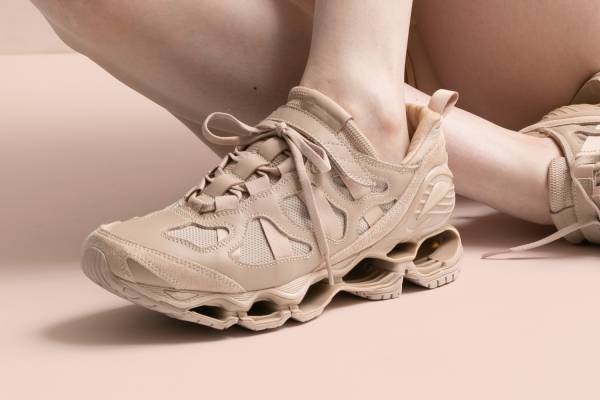 ビューティフルピープル×ミズノの新作スニーカー、スケルトン構造を“メッシュ入り”で進化