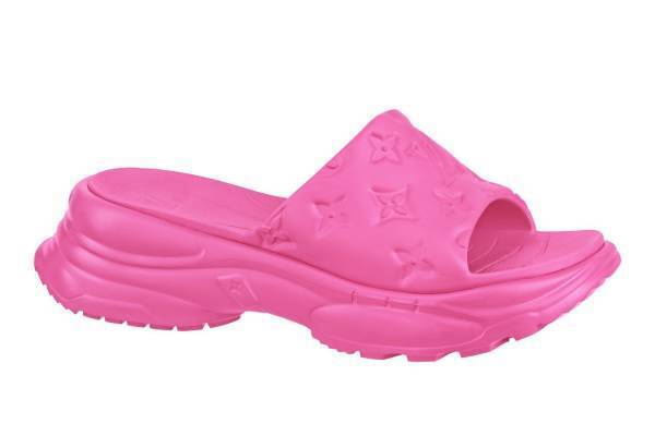 ルイ・ヴィトン新作スポーティーな防水サンダル、モノグラム・パターン入りアッパー＆厚底ソール