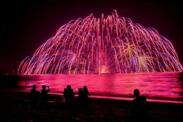 「鈴鹿げんき花火大会2023」三重・白子港緑地公園内で、大迫力の四尺玉花火も