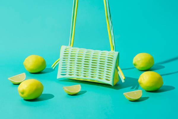 グッド グッズ イッセイ ミヤケのニットバッグ「モッコ」にバイカラーの新色、ミント×イエローなど