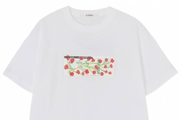 リミ フゥ“浅野忠信が描く花”入りのコラボTシャツ、レシートや航空券などを背景に