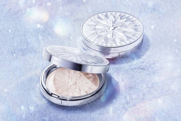 雪肌精“伝説のフェイスパウダー”「プレシャス スノー」23年秋復活、しっとり溶け込む雪のような透明感