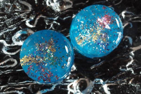 お亀堂の新作和菓子「打上花火」夏限定で、きらめく銀箔＆金箔で“夜空の花火”をイメージ