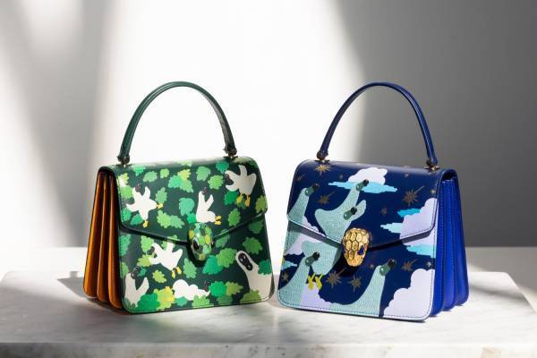 ブルガリ“アート”な限定「セルペンティ」バッグ、ドードーが戯れる空想の森や夜の景色を描いて