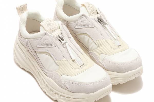 UGGの厚底スニーカー「CA805 MLT」に“爽やか”ホワイトの新色、アトモスピンク別注で