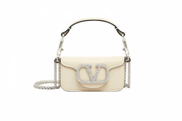 ヴァレンティノ人気「ロコ」バッグがマイクロサイズに、煌めくスワロフスキーのVロゴ×横長シェイプ