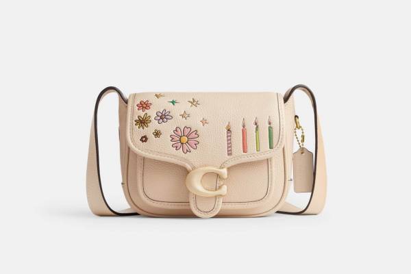 コーチ“フラワーやキャンドル”のイラスト入りバッグ＆薔薇が咲くトップスなど