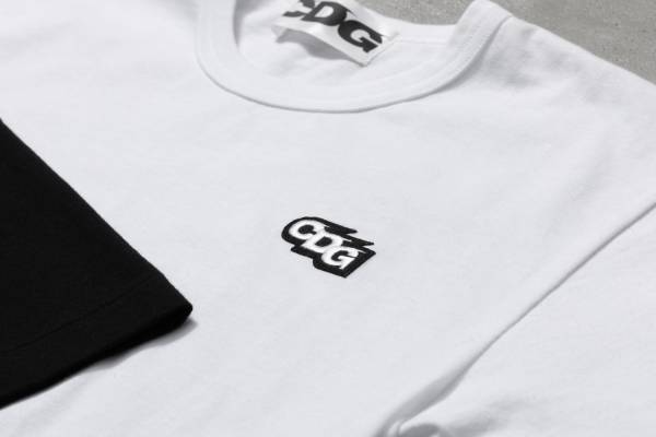 コム デ ギャルソンの「CDG」ワッペンロゴ付きTシャツ＆バックパックをモノトーンで