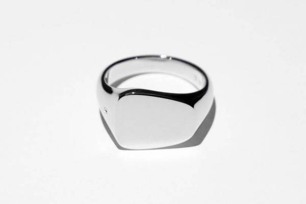 トムウッドのトゥモローランド別注リング、ポリッシュ加工を施したスライスリング