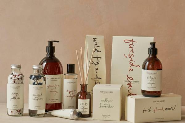 英国発ホームフレグランスブランド「プラム＆アシュビー」日本上陸、“花びら入り”バスオイル＆キャンドル