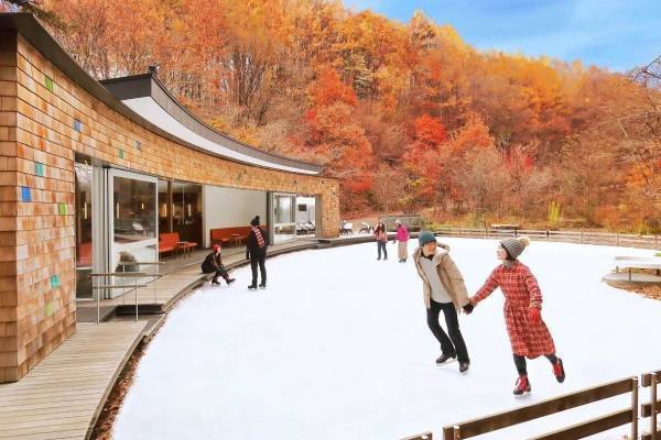 軽井沢星野エリア「ケラ池スケートリンク」秋は紅葉＆冬は天然氷でスケートを満喫、森着想のドリンクも