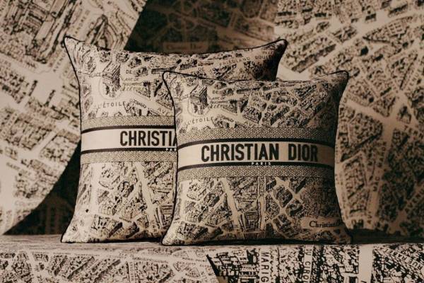 ディオール メゾン“パリの街並み”を描く「プラン ドゥ パリ」新作、刺繍クッション＆プレートなど