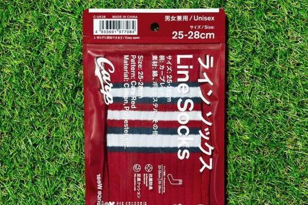 ファミマ「コンビニエンスウェア」×広島東洋カープ、“レッド”のソックス＆ロゴ入りタオル