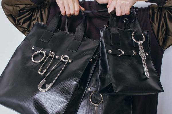 ズッカ新作、パッチワークミリタリージャケット＆ジャムホームメイドの“安全ピン”を飾ったバッグ