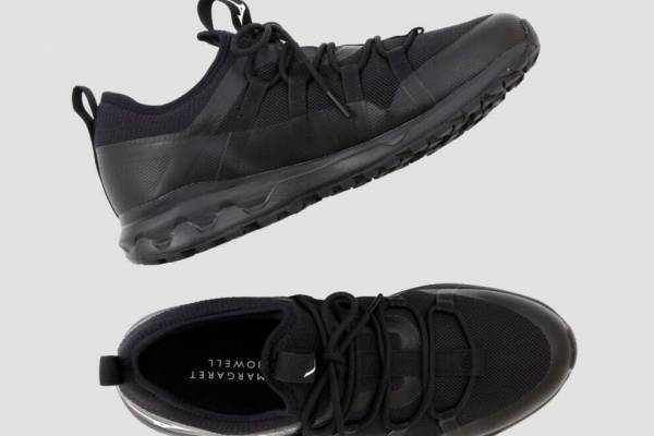 マーガレット・ハウエル×ミズノ新作スニーカー、メッシュアッパーのブラック＆カーキで
