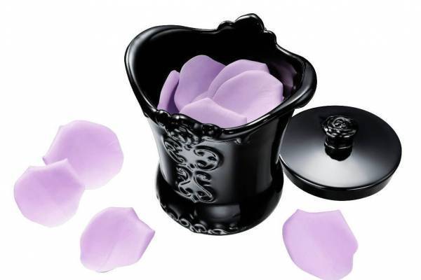 アナ スイ23年クリスマスコスメ、骨董品風ポット入り！“薔薇の花びら型”の限定フェイスパウダー