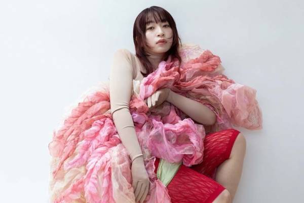 ヒグチアイの新曲「この退屈な日々を／誰でもない街」映画『女子大小路の名探偵』の主題歌・挿入歌に