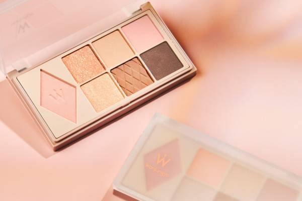 韓国発「ウォンジョンヨ」23年秋コスメ、新色“花束ピンクコーラル”の7色アイ＆チークパレット