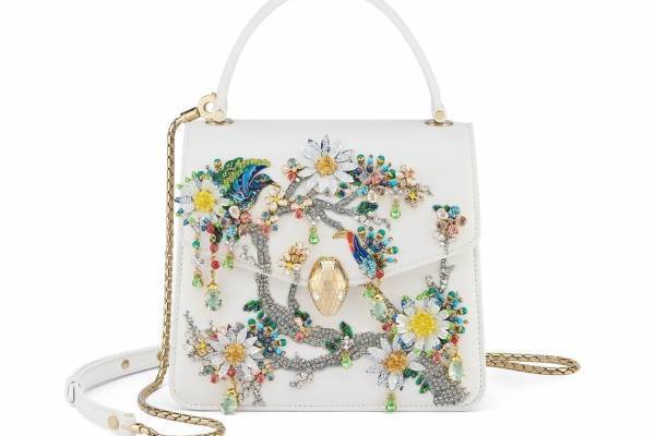 ブルガリ×メアリー・カトランズ「セルペンティ」“木”モチーフの新作バッグ、花や果実のガラスビーズで