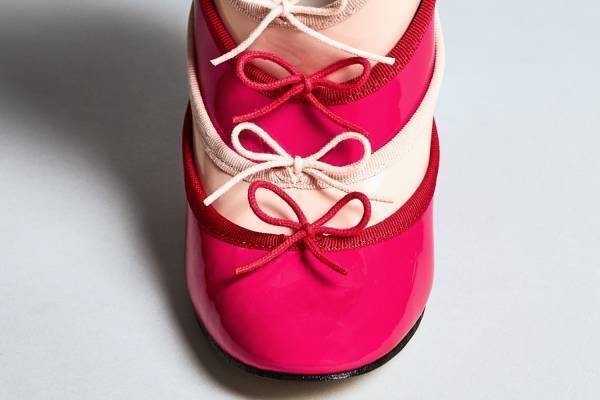 レペット23年秋冬シューズ - “バレエダンサーのバカンス”着想、ラズベリー色のバレエシューズ