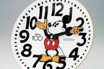 セイコー「ディズニー創立100周年」限定の絵皿時計、ミッキーマウスの両腕が時計の針に