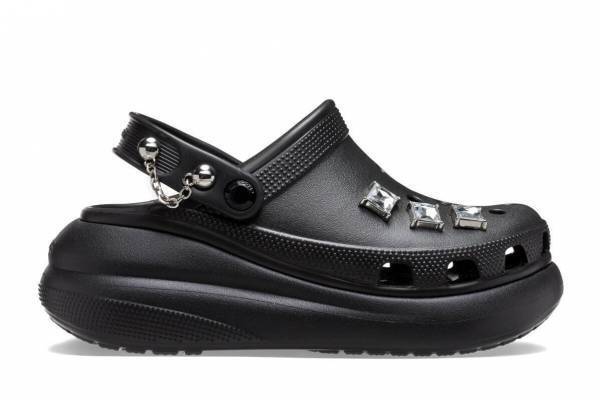 アトモス×クロックス限定サンダル、スタッズ＆チェーン付き厚底ソールやデニム風アッパー