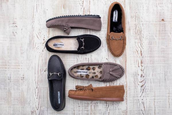 ミネトンカ23年秋冬の新作シューズ、ビット付き＆タッセルを配したモカシン