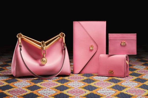 エトロ「ヴェラ」新作レザーグッズ、“ペガソ”モチーフ付きの水色ウォレット＆レザーポーチなど