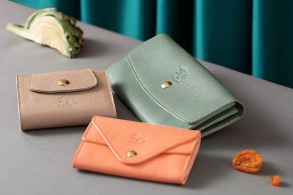 イル ビゾンテ“イタリアの食文化”着想の新作レザーバッグ＆財布、カフェラテカラーのがま口など