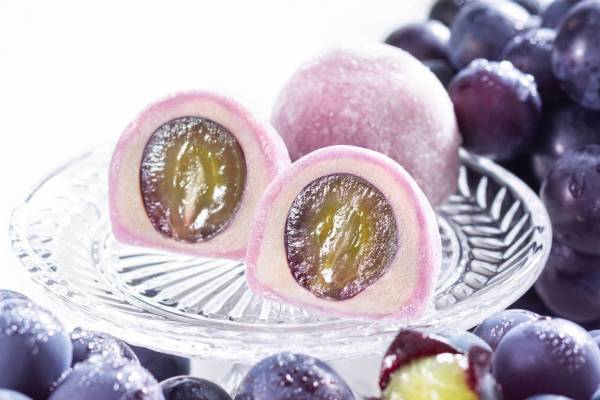 亀屋万年堂“ピオーネまるごと1粒”入り「ぶどう大福」巨峰ピューレのもちもちおもちで