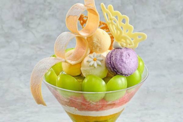 リーガロイヤルホテル(大阪)夏限定パフェ、たっぷりのシャインマスカットで“葡萄の房”を表現