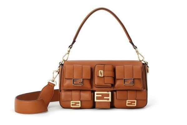 フェンディ23年秋冬レディースバッグ、マルチポケットの「バゲット」バッグなど