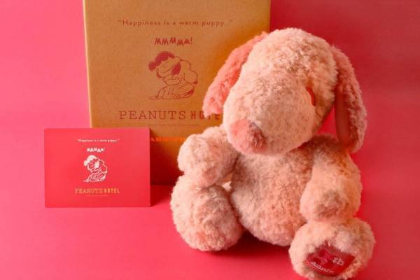 スヌーピーのデザインホテル「ピーナッツ ホテル」5周年記念グッズ、ピンクのふわふわぬいぐるみなど