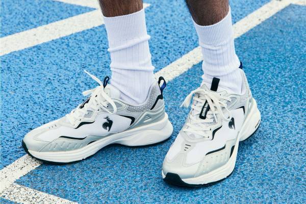 ルコックスポルティフ、90年代ランニングシューズ着想の厚底スニーカー「LCS R」に新モデル