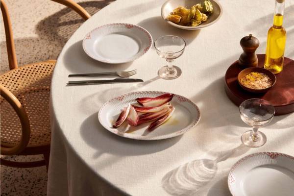 ロイヤル コペンハーゲン“コーラル色レース”の新作テーブルウェア、限定ビスポークサービスも