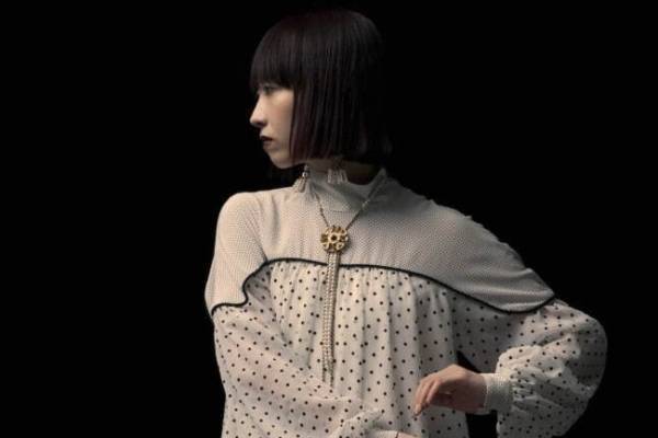 フミエ タナカ×レイ ビームス、ドット柄ティアードドレス＆パールフリンジイヤリングなど