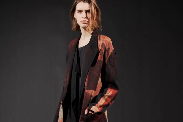 Y's 23年秋冬新作ウェア、パッチワーク風ロングコートや“リメイク風”ワイドデニムなど