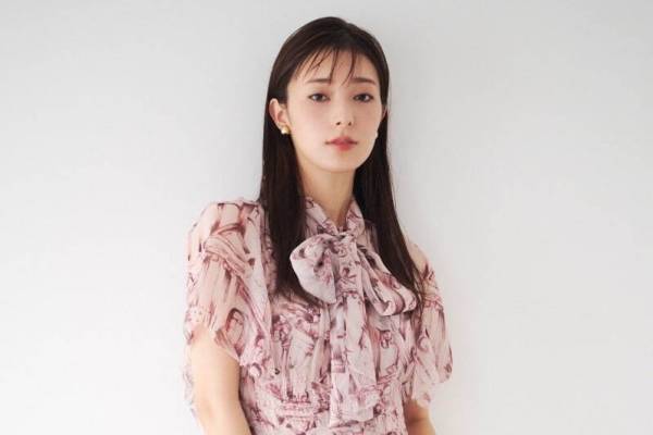 スナイデル23年秋新作、シティー柄ボウタイワンピース＆チュールフリルのニットトップス